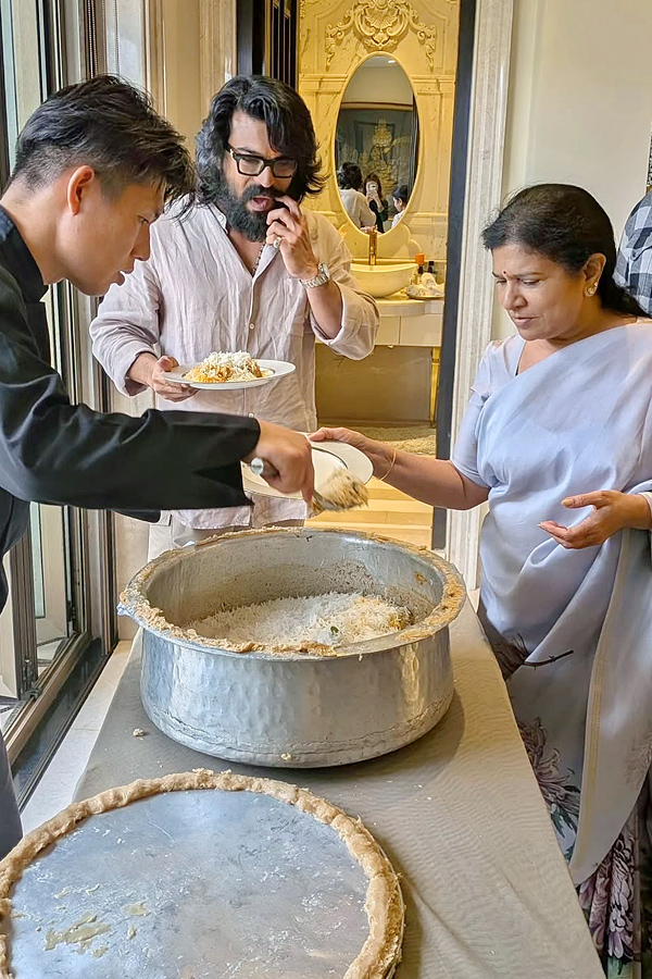Ram Charan Given A Biryani Party To His Mother Surekha Photos4