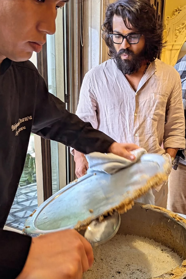 Ram Charan Given A Biryani Party To His Mother Surekha Photos6