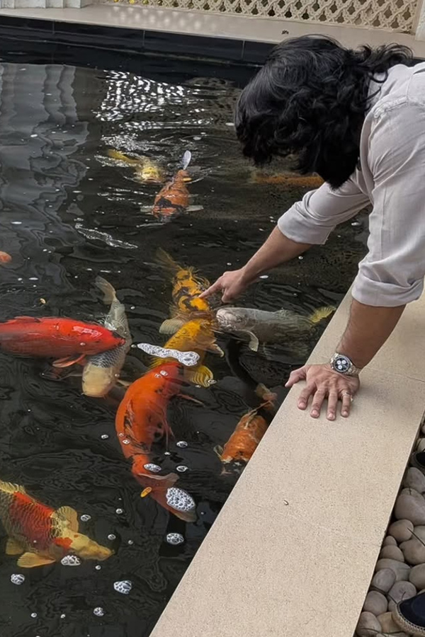 Ram Charan Given A Biryani Party To His Mother Surekha Photos9