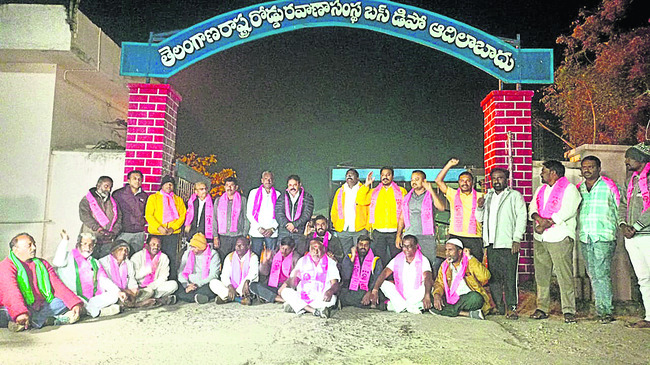 ● కొనుగోలు కేంద్రాల మూసివేత ● రైతుల వద్దే 25 వేల టన్నుల1