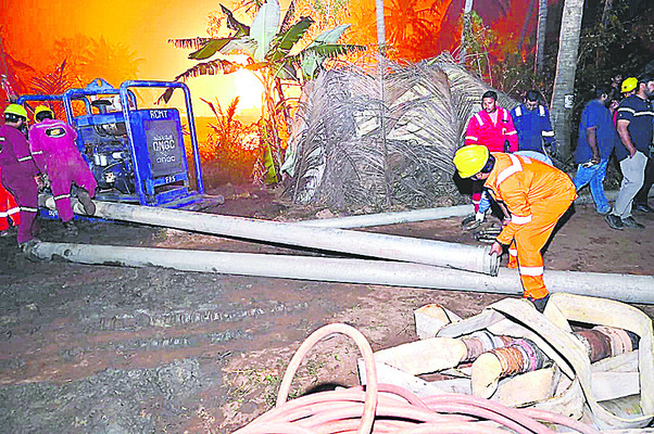 రేగే జ్వాలలపై ఊగిసలాట1