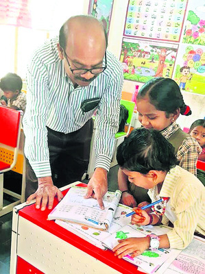 చేతిరాత అందంగా  ఉండాలి : డీఈఓ 1