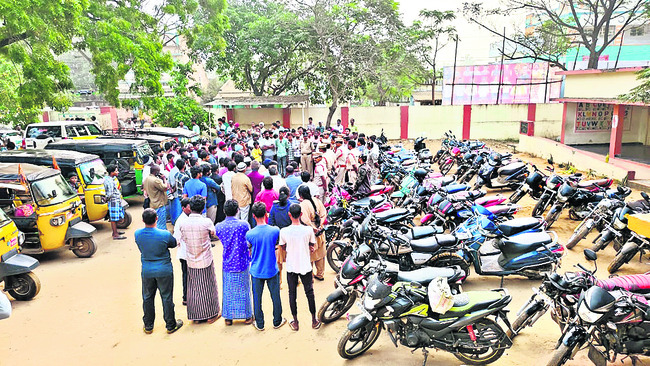 కార్డన్‌ సెర్చ్‌లో వాహనాల స్వాధీనం 1