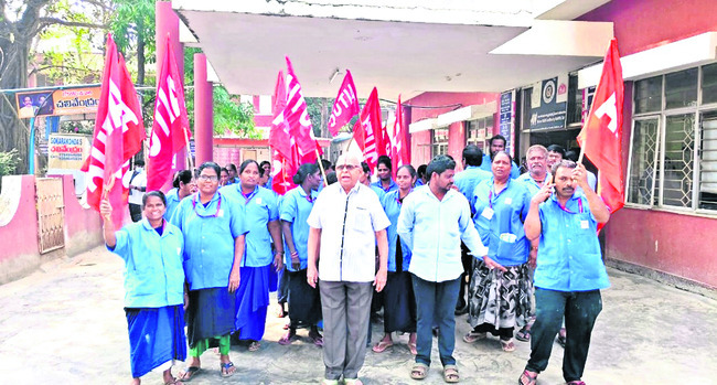 పారిశుద్ధ్య కార్మికుల ఆకలి కేకలు 1