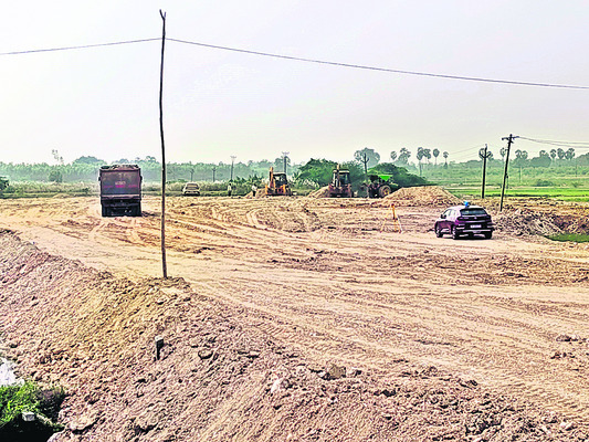 మట్టి వ్యాపారం.. కాసుల వర్షం 1