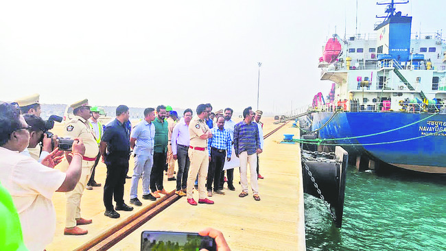 450 బస్తాల పీడీఎస్‌ బియ్యం స్వాధీనం 2