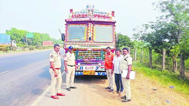 450 బస్తాల పీడీఎస్‌ బియ్యం స్వాధీనం 1