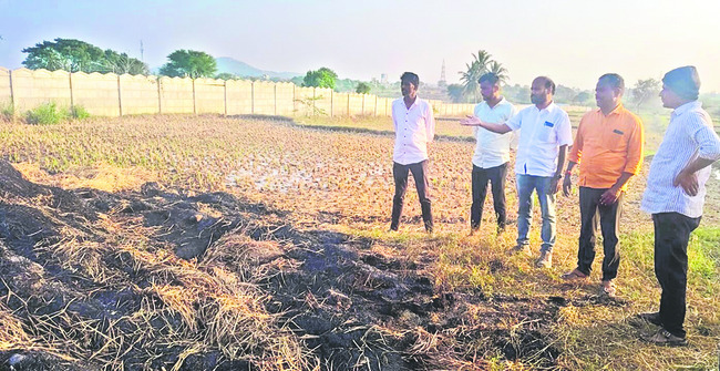 రెండు గడ్డివాములు దగ్ధం 1