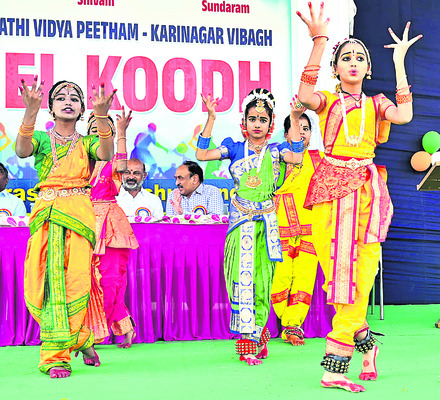 యువతకు స్కూటీ.. జాడ లేదేమి?1