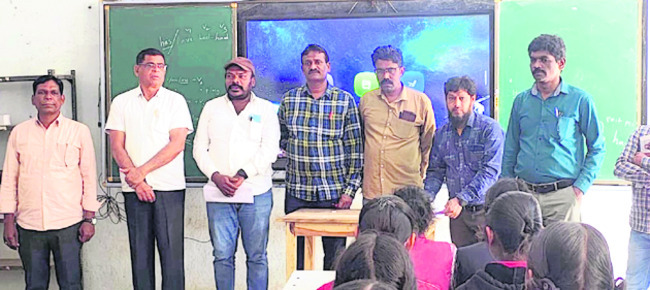 అమ్మకు అక్షరమాల  విజయవంతం చేయాలి
2