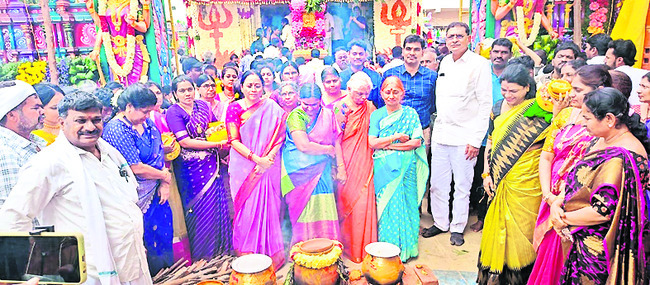 వైభవంగా ముగ్గురమ్మల తిరునాళ్ల 1