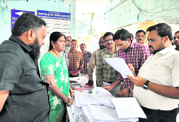 సర్కారు భూములు స్వాహా..!1