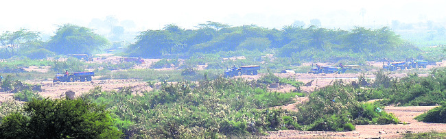 ఇసుక విక్రయించి.. సొమ్ముచేసుకుంటున్నారు.. 1