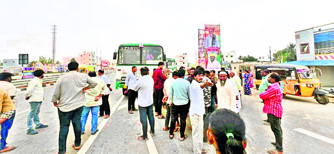 హైవేలో బస్సులను అడ్డుకున్న గ్రామస్తులు1