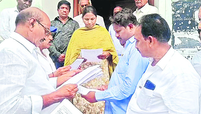 ప్రభుత్వం తక్షణమే ఆదుకోవాలి1