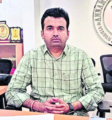 కుక్క అడ్డు రావడంతో  అదుపు తప్పిన బైక్‌1