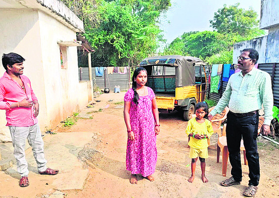 మీ బిడ్డను బడికి పంపే వరకు ఇక్కడే ఉంటా! 1