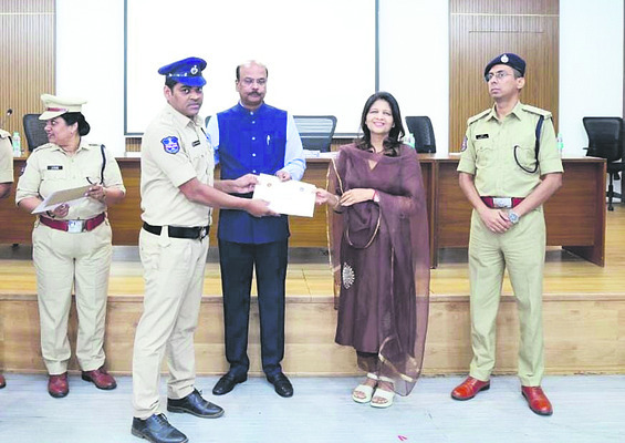 ఉత్తమ పోలీసులకు పతకాలు 4