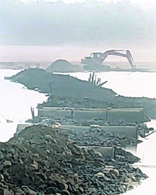 తవ్వేద్దాం.. దోచేద్దాం1