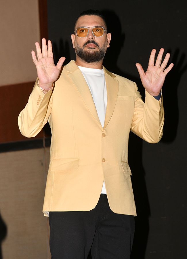 Cricketer Yuvraj Singh Created a buzz in Madhapur11