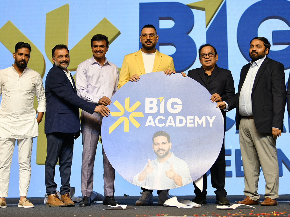 Cricketer Yuvraj Singh Created a buzz in Madhapur2