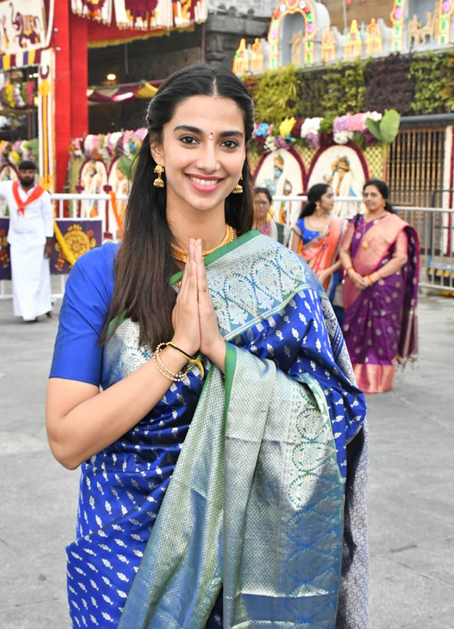 Tollywood Actress Meenakshi Chaudhary And Aishwarya Rajesh At Tirumala14