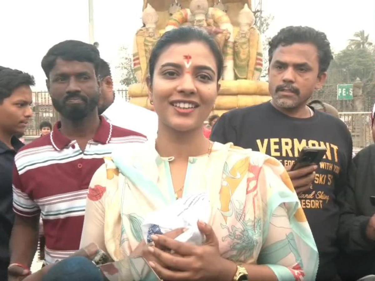 Tollywood Actress Meenakshi Chaudhary And Aishwarya Rajesh At Tirumala4