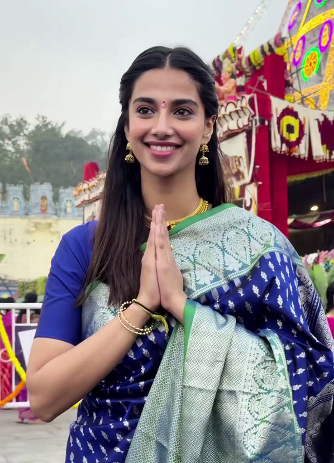 Tollywood Actress Meenakshi Chaudhary And Aishwarya Rajesh At Tirumala8