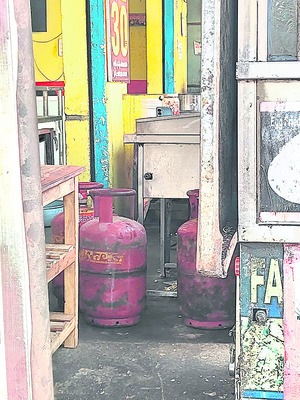 యథేచ్ఛగా గ్యాస్‌ దందా 1