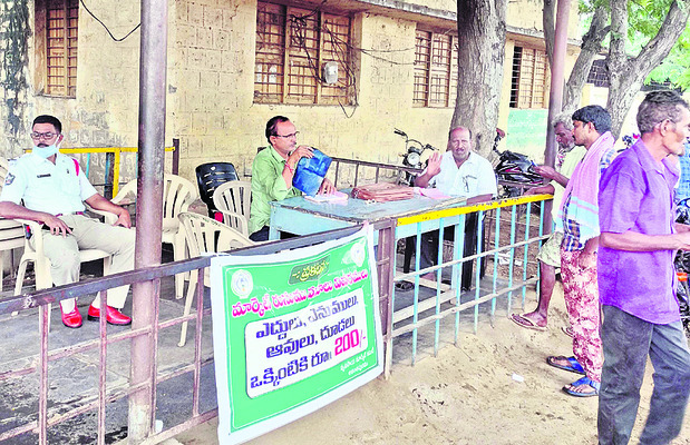 అనంతపురం వ్యవసాయ మార్కెట్‌ యార్డులో నిర్వహించే పశువులు,2