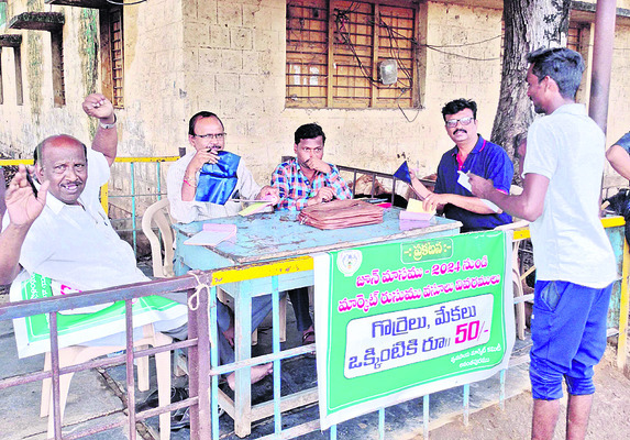 అనంతపురం వ్యవసాయ మార్కెట్‌ యార్డులో నిర్వహించే పశువులు,1