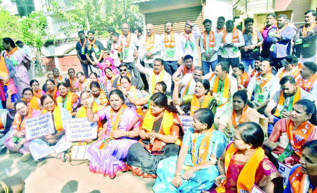 హుబ్లీలో పోలీసులు వర్సెస్‌ బీజేపీ 1