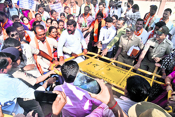 హుబ్లీలో పోలీసులు వర్సెస్‌ బీజేపీ 2