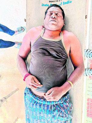 11కేవీ విద్యుత్‌ లైన్‌ తగిలి క్లీనర్‌ మృతి 
3