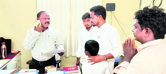 హోం వర్క్‌ చేయలేదని విద్యార్థిపై టీచర్‌ దాడి 1