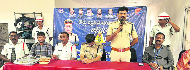 సైబర్‌ నేరాలపై అప్రమత్తం 
1