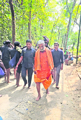 శబరిమల యాత్రకు  మాజీ మంత్రి, ఎంపీ2