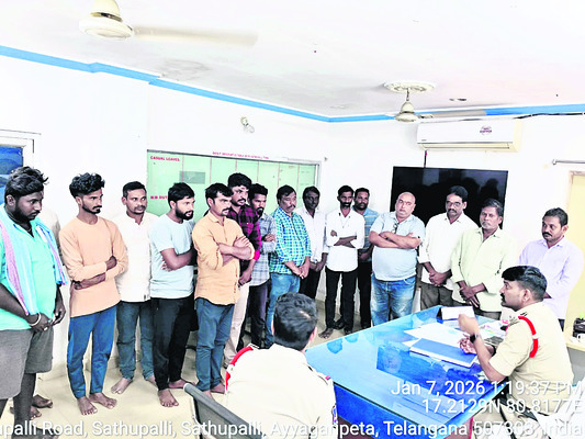 55 క్వింటాళ్ల రేషన్‌ బియ్యం స్వాధీనం
1