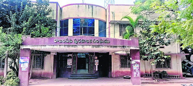 కమిషనర్లకు బదిలీల గ్రహణం1