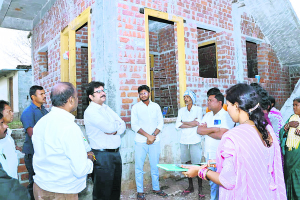 పండుగ వాతావరణంలో గృహ ప్రవేశాలు చేయాలి1