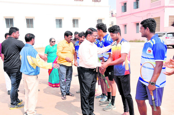 క్రీడల్లో రాణిస్తే ఉజ్వల భవిష్యత్తు 1