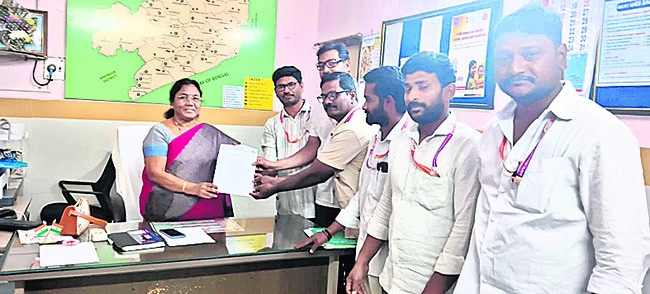 104 ఉద్యోగుల నిరసన 1