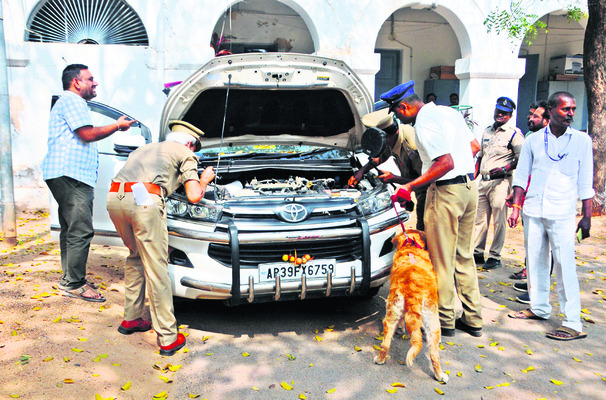 జిల్లా కోర్టుకు బాంబు బెదిరింపు2
