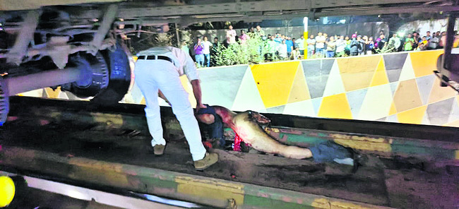 రైలు ఢీకొని వ్యక్తి మృతి 1