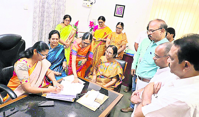 మహిళా వర్సిటీ రిజిస్ట్రార్‌గా ఉష బాధ్యతల స్వీకరణ 1