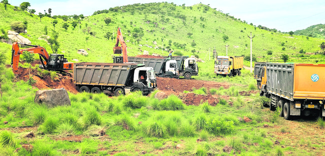 గంజాయి నిల్వ ఉంచిన ముగ్గురి అరెస్ట్‌ 
1