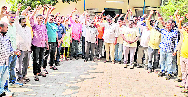 ఎయిర్‌పోర్ట్‌లో బకాయిల కోసం కార్మికులు, కాంట్రాక్టర్ల ధ2