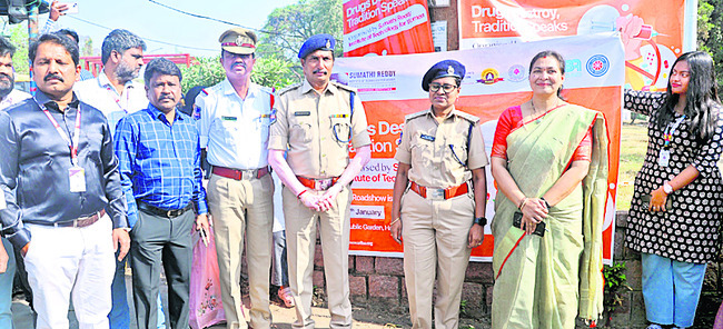 రైల్వే స్టేడియంలో ఖోఖో పోటీల ఏర్పాట్ల పరిశీలన
2