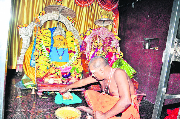 పెద్దమ్మతల్లికి  సువర్ణ పుష్పార్చన2