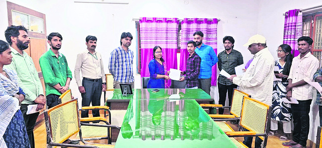 జాబ్‌మేళాలో  10 మందికి ఉద్యోగాలు
1